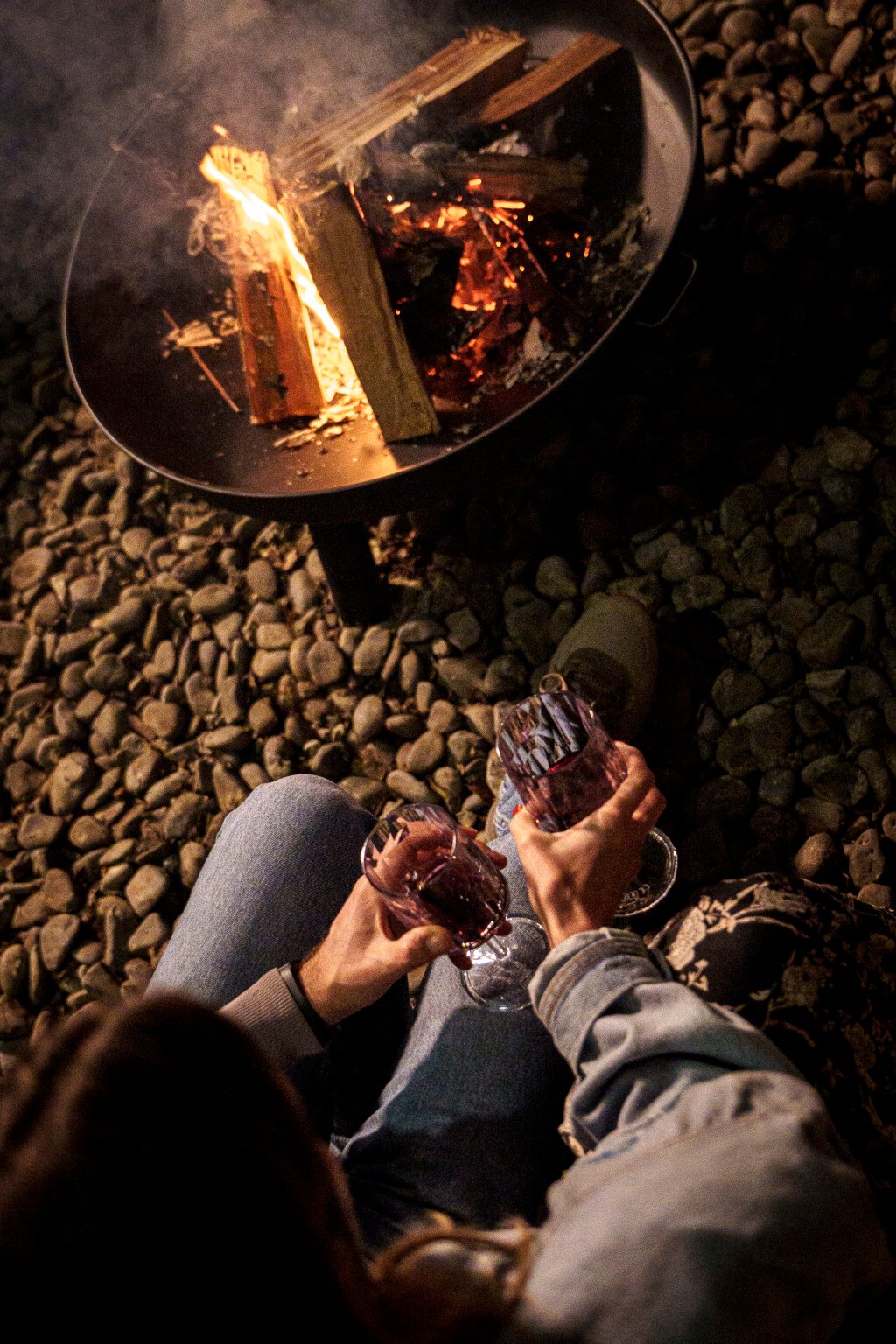 The fire pit in the garden at Cais 68 in the evening